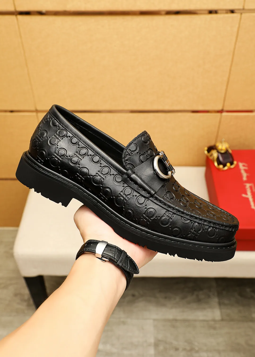 Men's shoes 💰520 💐 Product trademark: Ferragamo "Ferragamo" casual leather shoes Regular size: 38-44 (45.46🉑️customized) Product materials: Selected imported first-layer calfskin embossed upper + original hardware buckle, imported water-dyed cow leather lining. Strong three-dimensional visual effect, original outsole color: 1⃣️color optional